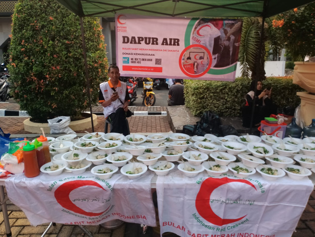 Layani Penyintas Kebakaran Petojo Selatan, BSMI DKI Jakarta Buka Dapur Air, Sediakan Minuman dan Bakso