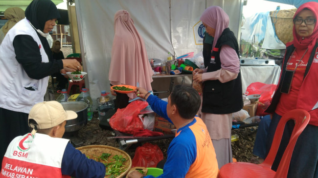 Relawan BSMI Bagikan 500 Porsi Bakso Penuhi Gizi Seimbang Penyintas Cianjur