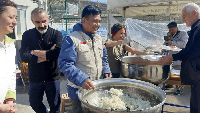 BSMI Salurkan Bantuan Makanan Siap Saji di Dapur Umum Hatay, Mampu Siapkan 15 Ribu Porsi Sehari