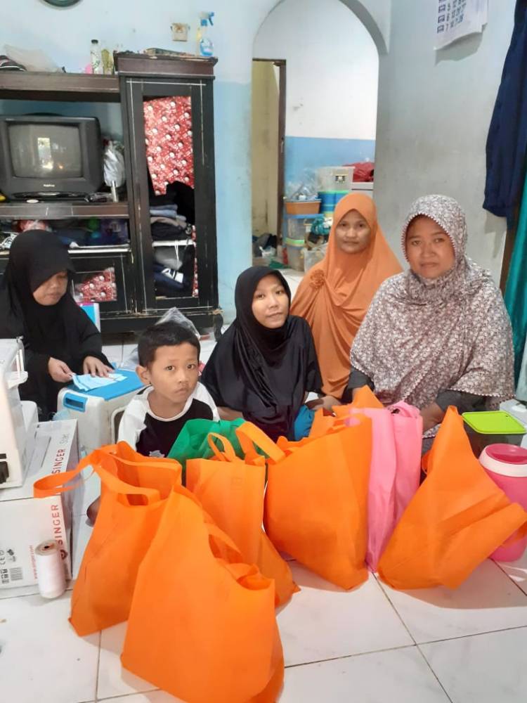 Turut berkontribusi Cegah Corona, Difabel Bekasi Produksi Masker Kain