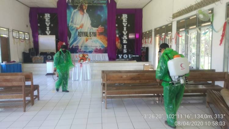 Lawan Corona, Relawan BSMI Semprot Gereja dengan Disinfektan