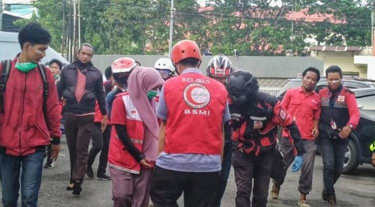 Demo UU Cipta Kerja di Makassar Ricuh, Relawan BSMI Tangani Korban Luka