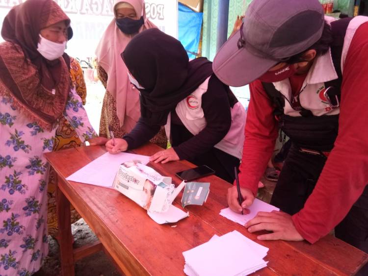 BSMI Didukung MTT dan PT Badak LNG Salurkan Bantuan Kesehatan dan Sembako Korban Banjir dan Longsor Garut