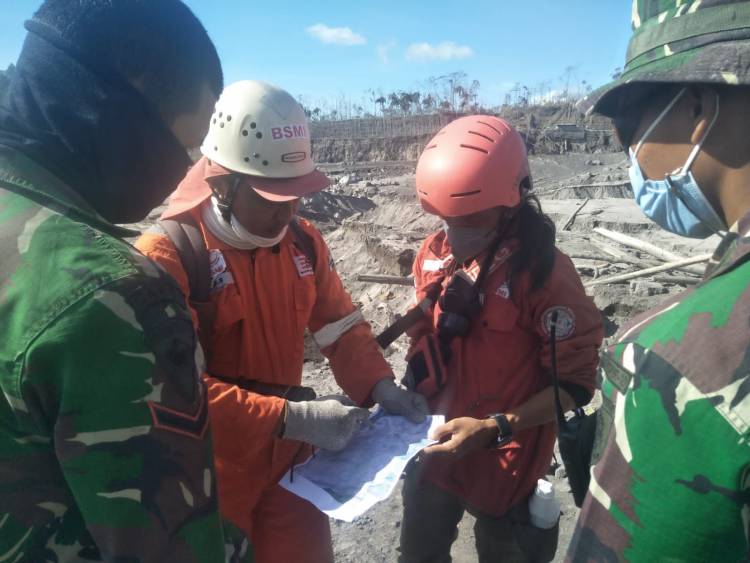 Tim SAR BSMI Mencari Korban di Semeru Menggunakan Radar Rescue