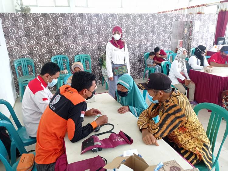 BSMI Batang dan Alumni Smuntang99 Berbagi Sembako dengan Lansia