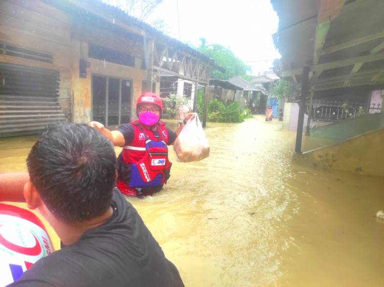 Perahu Karet BSMI Sumut Evakuasi Korban Banjir Medan, Bagikan 500 Paket Makanan