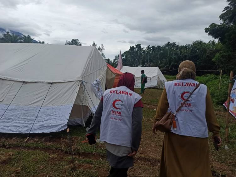 Mobile Klinik, BSMI Sumbar Jemput Bola Datangi Tenda-tenda Pengungsian