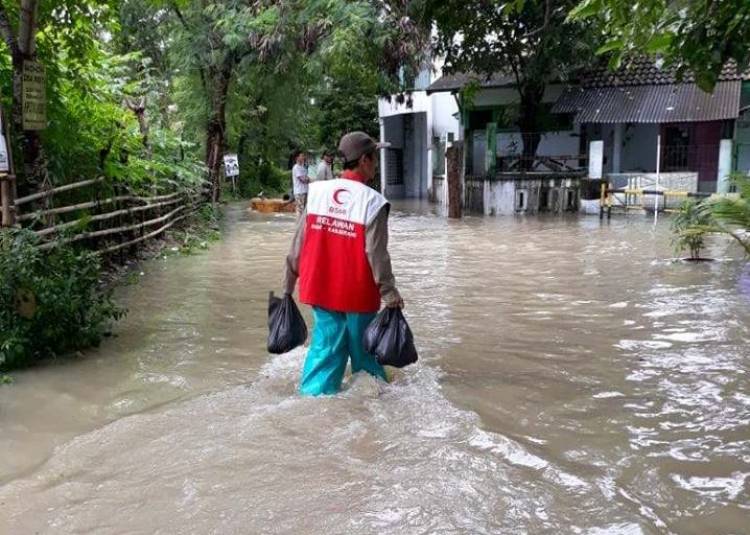 Ikut Jadi Korban Banjir, Relawan BSMI Tetap Bantu Warga