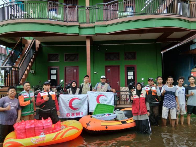 Rumah Kebanjiran, Relawan BSMI Samarinda Tetap Salurkan Bantuan