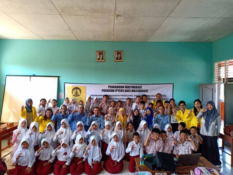 Sayap Tanggap Bencana FIK UI: Upaya Bangun Kesiapsiagaan Bencana Anak Sekolah