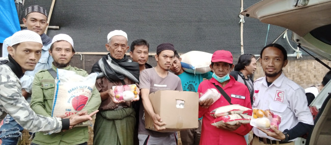 Penuhi Pangan Sehat Penyintas Cianjur, BSMI Bagikan Buah-buahan Segar